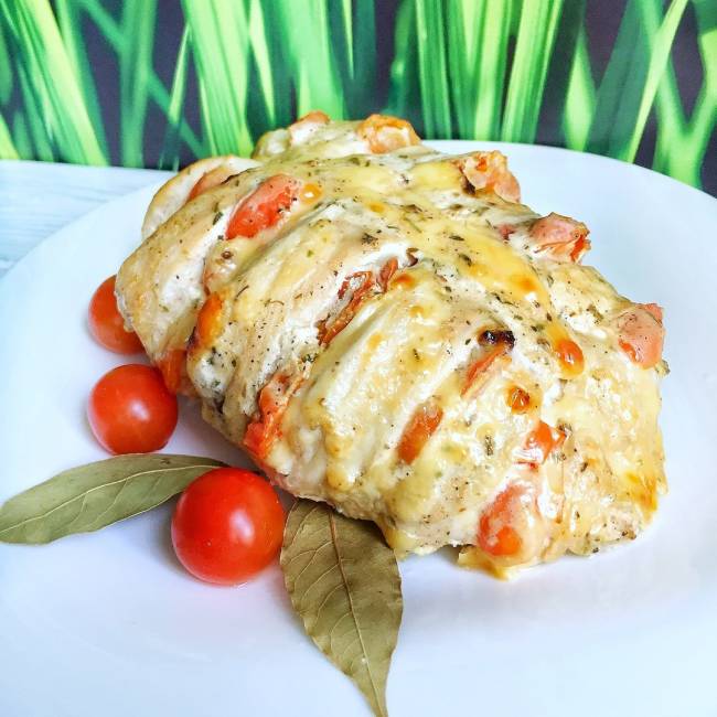 Куриные грудки с сыром и помидорами